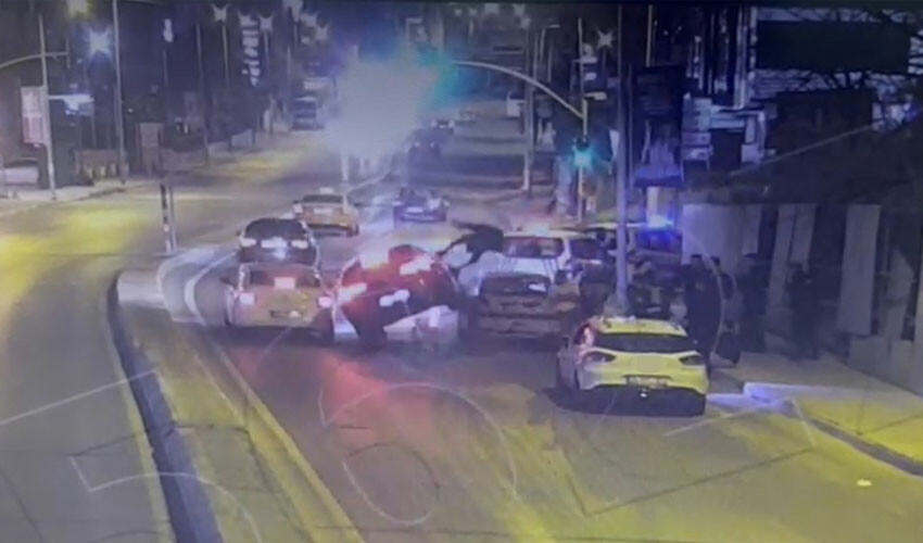 Bağcılar'da dehşet dolu kaza: Çarptığı bekçi aracın tavanına düştü Bağcılar'da dehşet dolu kaza: Çarptığı bekçi aracın tavanına düştü