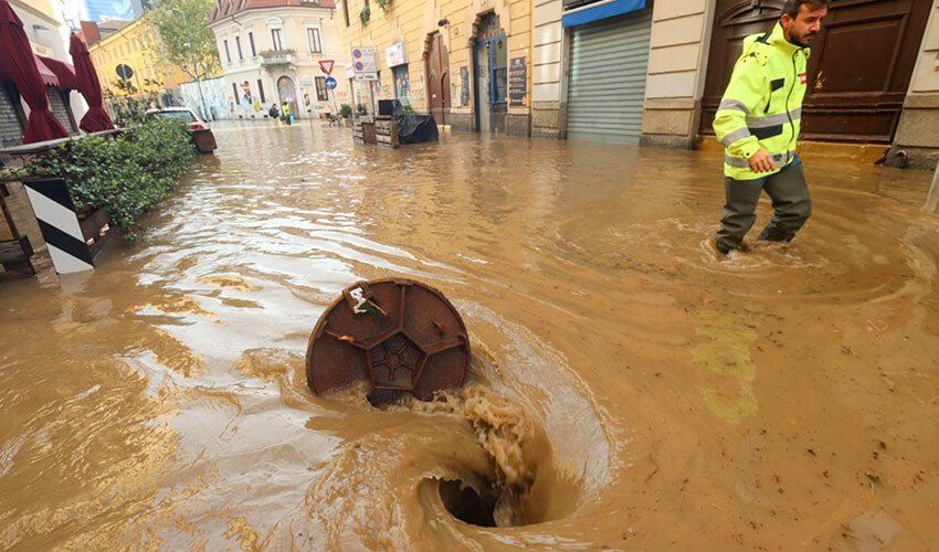 Milano'yu sel vurdu, metro durağı sulara gömüldü