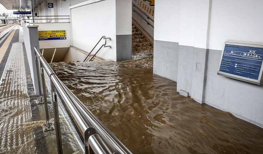Milano'yu sel vurdu, metro durağı sulara gömüldü
