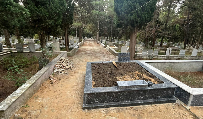 Sinop'ta şaka gibi olay: Eski belediye çalışanını yola defnettiler