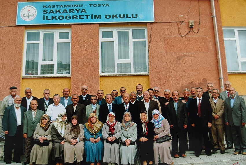 60 yıl sonra aynı heyecan: Okul sıralarında buluştular kastamonu tosya 60 yıl sonra buluşan ilkokul mezunları