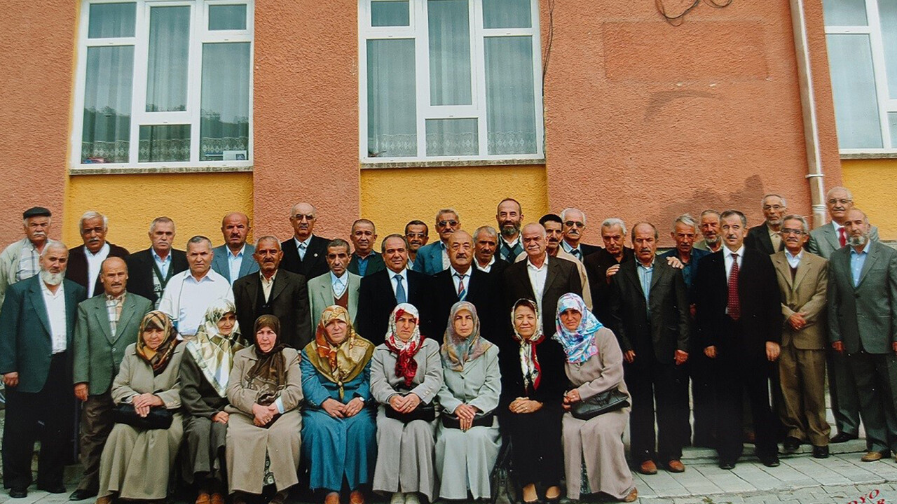 60 yıl sonra aynı heyecan: Okul sıralarında buluştular