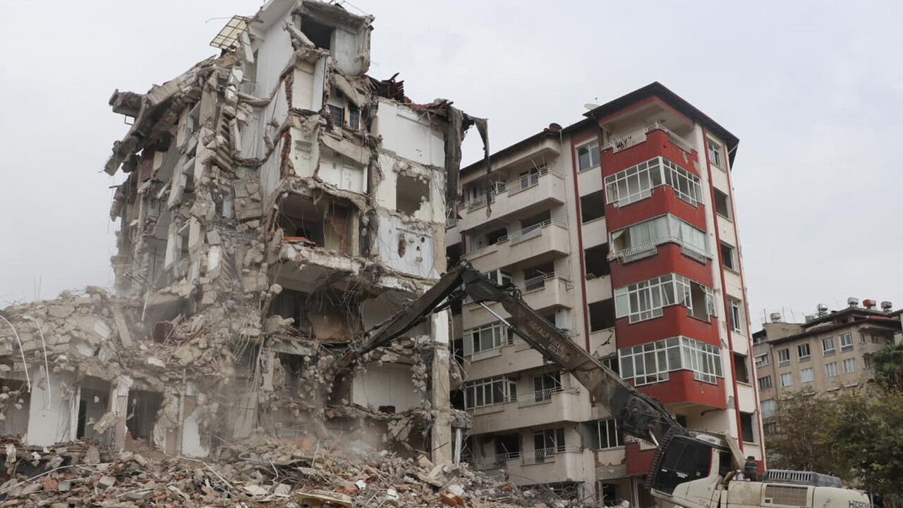 Hatay'da depremde 30 kişiye mezar olan binanın şantiye şefi tutuklandı Hatay'da depremde 30 kişiye mezar olan binanın şantiye şefi tutuklandı
