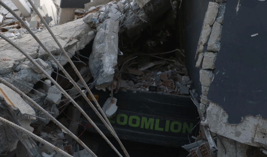 Operatörün zor anları! Yıkım esnasında bina çöktü, ölümden döndü