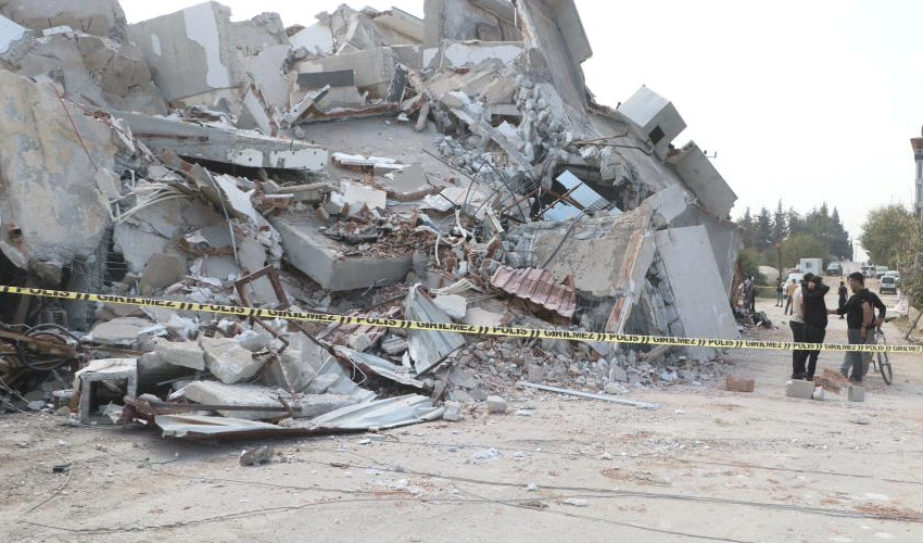 Operatörün zor anları! Yıkım esnasında bina çöktü, ölümden döndü