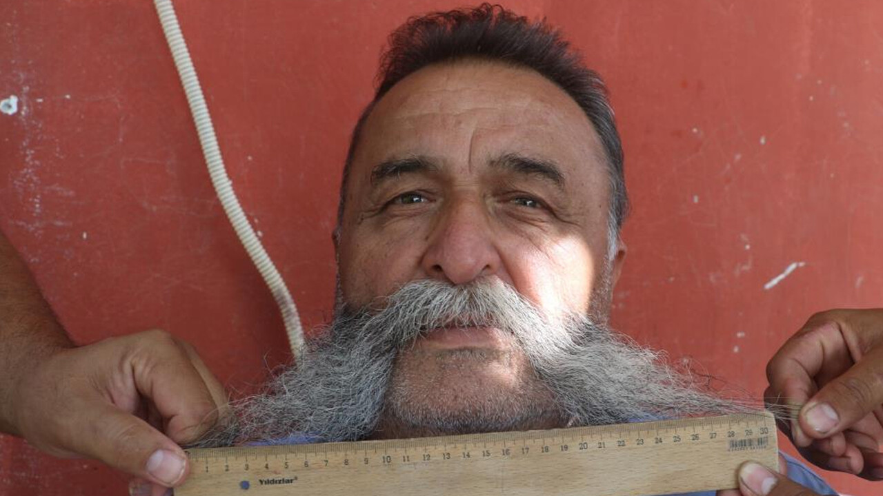 Hataylı Pala olarak anılıyor! 20 yıldır bıyığını tıraş etmiyor: 'Anamıza değil babamıza özendik' Hataylı Pala olarak anılıyor! 20 yıldır bıyığını tıraş etmiyor: 'Anamıza değil babamıza özendik'