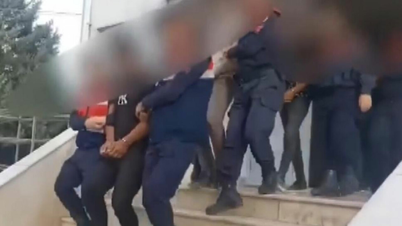 Gaziantep'te göçmen kaçakçılarına operasyon: 5 kişi tutuklandı Gaziantep'te göçmen kaçakçılarına operasyon: 5 kişi tutuklandı