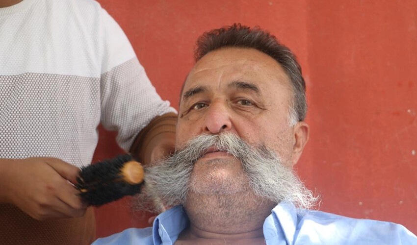 Hataylı Pala olarak anılıyor! 20 yıldır bıyığını tıraş etmiyor: 'Anamıza değil babamıza özendik' Hataylı Pala olarak anılıyor! 20 yıldır bıyığını tıraş etmiyor: 'Anamıza değil babamıza özendik'