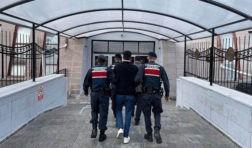 Jandarmadan tefecilik yapan baba ve oğullarına baskın! Jandarmadan tefecilik yapan baba ve oğullarına baskın!