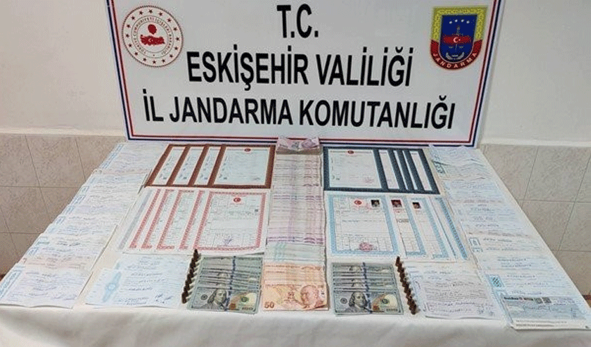 Jandarmadan tefecilik yapan baba ve oğullarına baskın! Jandarmadan tefecilik yapan baba ve oğullarına baskın!