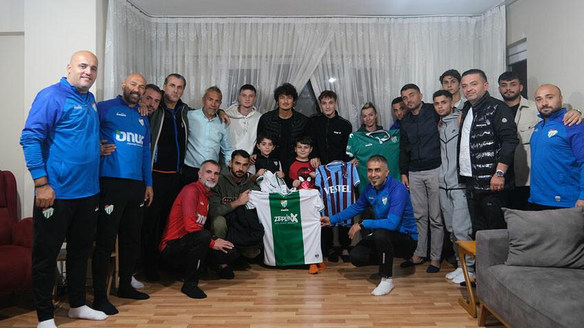Bursaspor yüzüne biber gazı sıkılan Trabzonsporlu çocuğu evinde ziyaret etti Bursaspor yüzüne biber gazı sıkılan Trabzonsporlu çocuğu evinde ziyaret etti