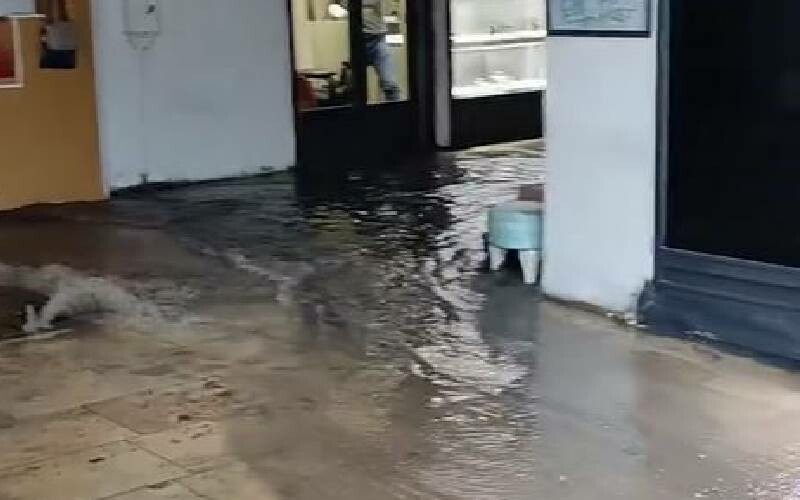 İstanbul’u sağanak vurdu! Kapalıçarşı'yı su bastı, trafik durma noktasına geldi İstanbul’u sağanak vurdu! Kapalıçarşı'yı su bastı, trafik durma noktasına geldi