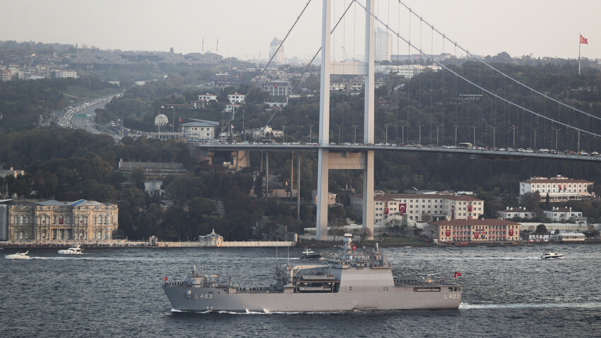 Hazırlıklar yılbaşında başlamış! Geçidin mesajları ortaya çıktı Türk donanması, 100. yıl kutlamalarında Boğaz’da gövde gösterisi yaptı.