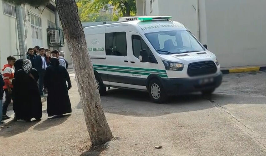 Gaziantep'te kahreden ölüm: 13 yaşındaki kıza otomobil çarptı Gaziantep'te kahreden ölüm: 13 yaşındaki kıza otomobil çarptı