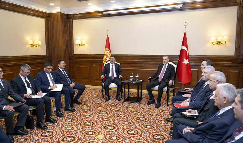 Cumhurbaşkanı Erdoğan, Kırgızistan Cumhurbaşkanı ile bir araya geldi Cumhurbaşkanı Erdoğan, Kırgızistan Cumhurbaşkanı ile bir araya geldi