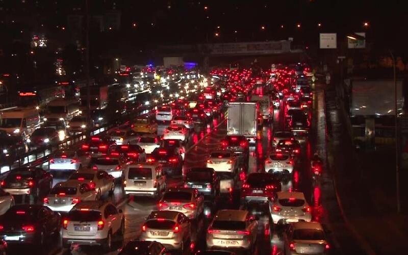 İstanbul’u sağanak vurdu! Kapalıçarşı'yı su bastı, trafik durma noktasına geldi İstanbul’u sağanak vurdu! Kapalıçarşı'yı su bastı, trafik durma noktasına geldi