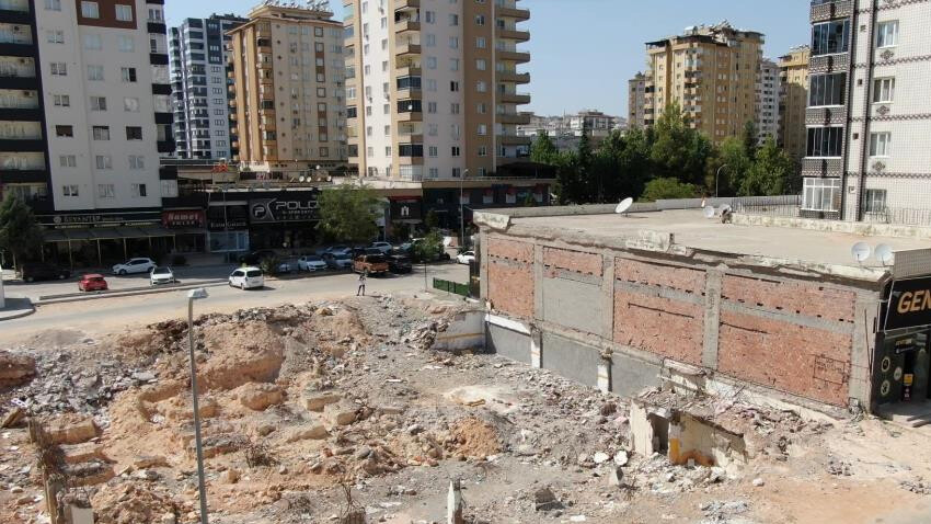 Depremde 49 kişinin öldüğü Emre Apartmanı'yla ilgili korkunç rapor: Temeldeki kolon hiç yapılmamış Depremde 49 kişinin öldüğü Emre Apartmanı'yla ilgili korkunç rapor: Temeldeki kolon hiç yapılmamış