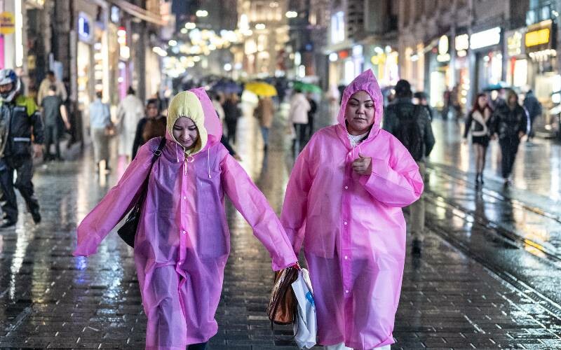 İstanbul’u sağanak vurdu! Kapalıçarşı'yı su bastı, trafik durma noktasına geldi İstanbul’u sağanak vurdu! Kapalıçarşı'yı su bastı, trafik durma noktasına geldi