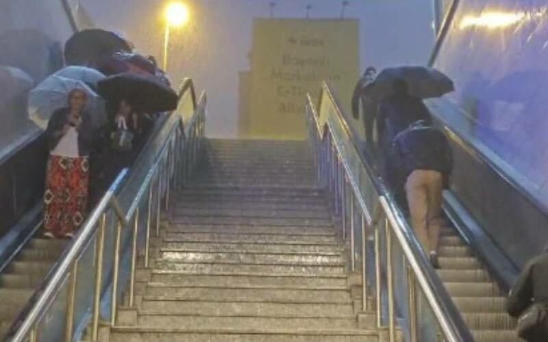 İstanbul’u sağanak vurdu! Kapalıçarşı'yı su bastı, trafik durma noktasına geldi İstanbul’u sağanak vurdu! Kapalıçarşı'yı su bastı, trafik durma noktasına geldi
