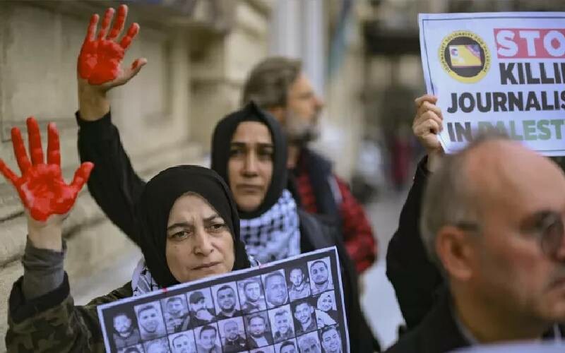 İstanbul'da gazeteciler, İsrail saldırılarında katledilen meslektaşları için toplandı: 'İşgalci İsrail bilsin ki susmayacağız' İstanbul'da gazeteciler, İsrail saldırılarında katledilen meslektaşları için toplandı: 'İşgalci İsrail bilsin ki susmayacağız'