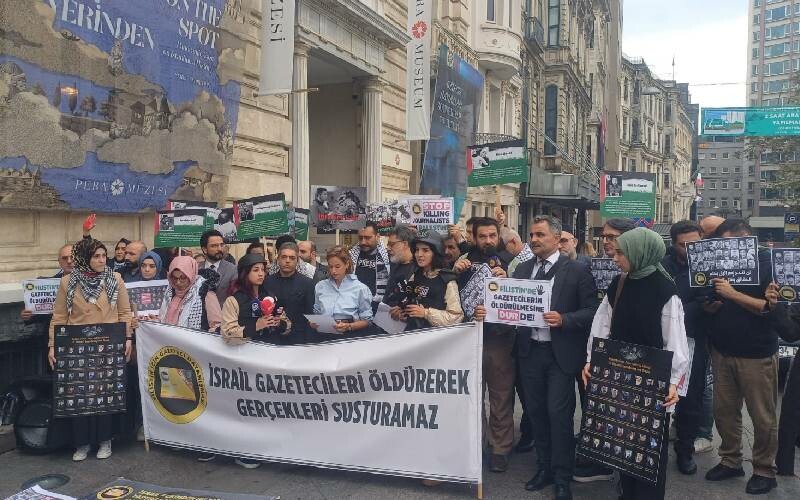 İstanbul'da gazeteciler, İsrail saldırılarında katledilen meslektaşları için toplandı: 'İşgalci İsrail bilsin ki susmayacağız' İstanbul'da gazeteciler, İsrail saldırılarında katledilen meslektaşları için toplandı: 'İşgalci İsrail bilsin ki susmayacağız'
