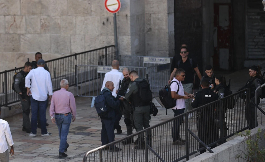 Son dakika... İsrail polisinden Mescid-i Aksa'da cuma namazı kılmak isteyenlere müdahale etti