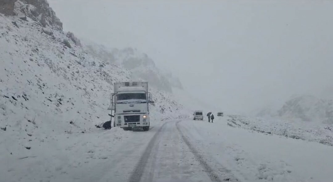 Karabet Geçidi'nde trafiğe 'kar' engeli