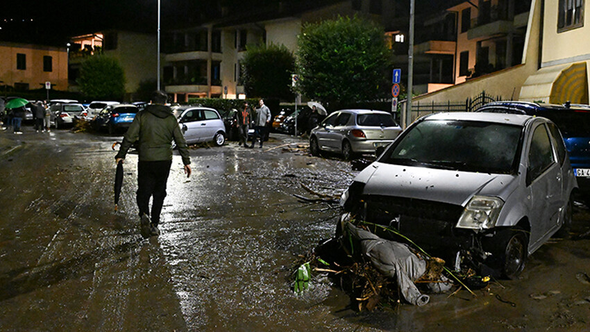 İtalya'da yağmur hayatı olumsuz etkiledi: Ölü ve yaralılar var İtalya'da yağmur hayatı olumsuz etkiledi: Ölü ve yaralılar var
