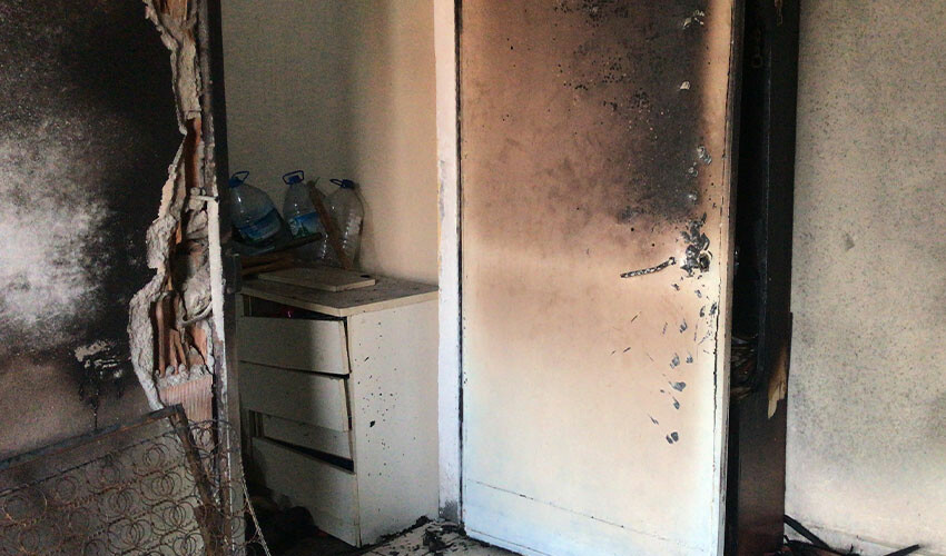 Eski kocası dehşeti yaşattı! Kapıyı kilitleyip evi ateşe verdi Eski kocası dehşeti yaşattı! Kapıyı kilitleyip evi ateşe verdi