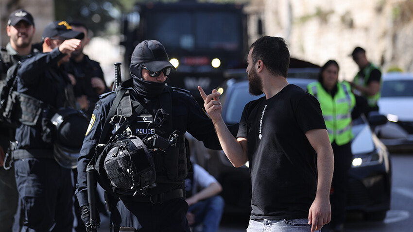 Son dakika... İsrail polisinden Mescid-i Aksa'da cuma namazı kılmak isteyenlere müdahale etti