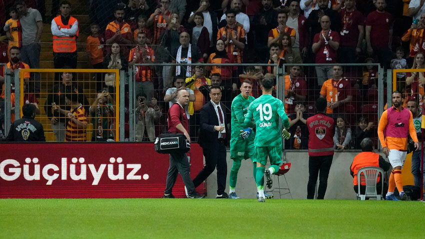 Son Dakika Galatasaray haberi: Muslera Bayern Münih maçı öncesi sol kolundan sakatlandı Son Dakika Galatasaray haberi: Muslera Bayern Münih maçı öncesi sol kolundan sakatlandı
