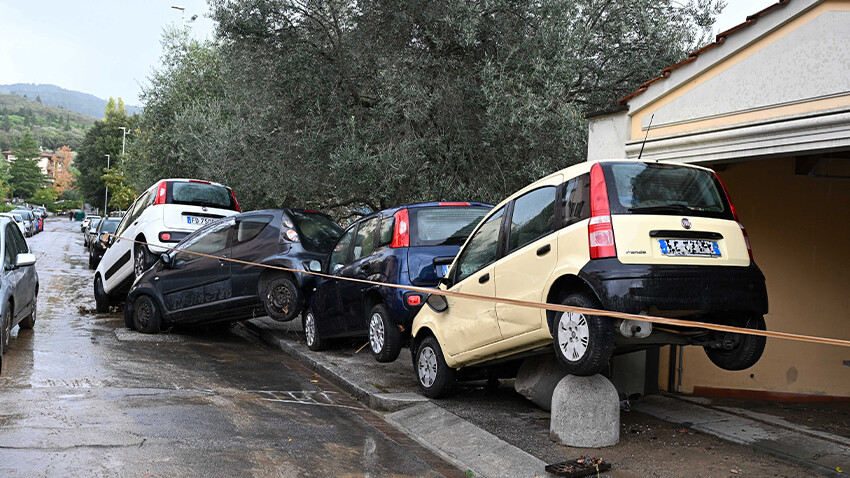İtalya'da yağmur hayatı olumsuz etkiledi: Ölü ve yaralılar var İtalya'da yağmur hayatı olumsuz etkiledi: Ölü ve yaralılar var
