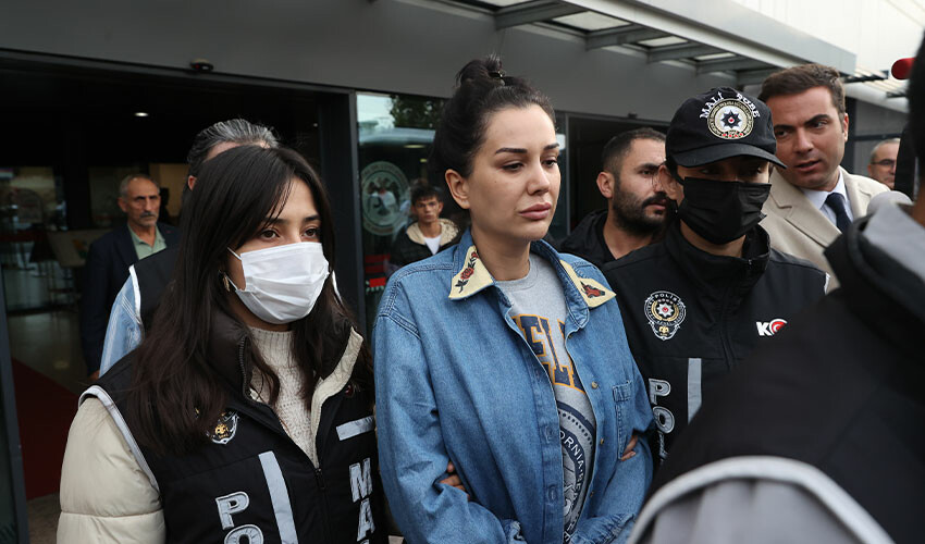 Kolunda bileziklerle adliyeye gelen Dilan Polat'ın kaynanası ateş püskürdü: Çok sinirliyim Kolunda bileziklerle adliyeye gelen Dilan Polat'ın kaynanası ateş püskürdü: Çok sinirliyim
