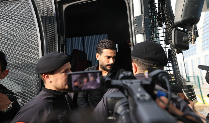 Kolunda bileziklerle adliyeye gelen Dilan Polat'ın kaynanası ateş püskürdü: Çok sinirliyim Kolunda bileziklerle adliyeye gelen Dilan Polat'ın kaynanası ateş püskürdü: Çok sinirliyim