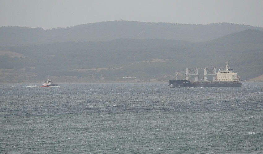 Çanakkale Boğazı'nda şiddetli fırtına! Gemi geçişlerine kapandı Çanakkale Boğazı'nda şiddetli fırtına! Gemi geçişlerine kapandı