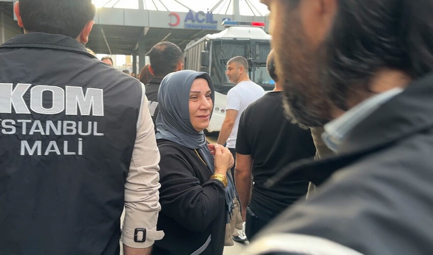 Kolunda bileziklerle adliyeye gelen Dilan Polat'ın kaynanası ateş püskürdü: Çok sinirliyim Kolunda bileziklerle adliyeye gelen Dilan Polat'ın kaynanası ateş püskürdü: Çok sinirliyim
