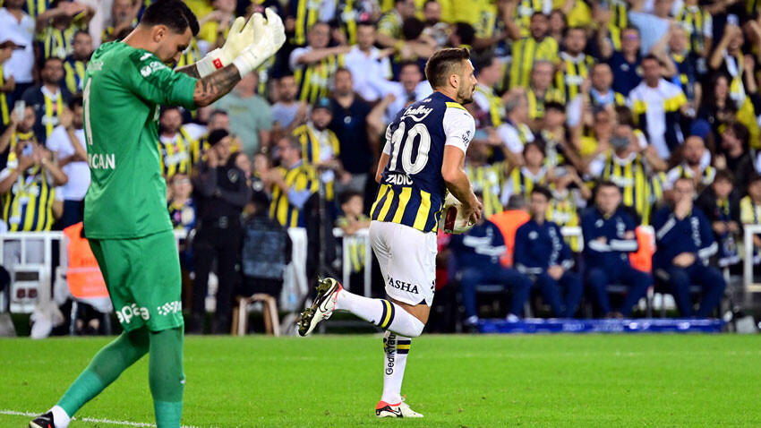 Trabzonspor'a karşı 26 yıllık serisi sona eren Fenerbahçe zirveyi de Galatasaray'a kaptırdı