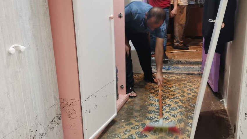İzmir’de sağanak: Dere taştı, ev ve iş yerlerini su bastı, araçlar suya gömüldü İzmir’de sağanak: Dere taştı, ev ve iş yerlerini su bastı, araçlar suya gömüldü
