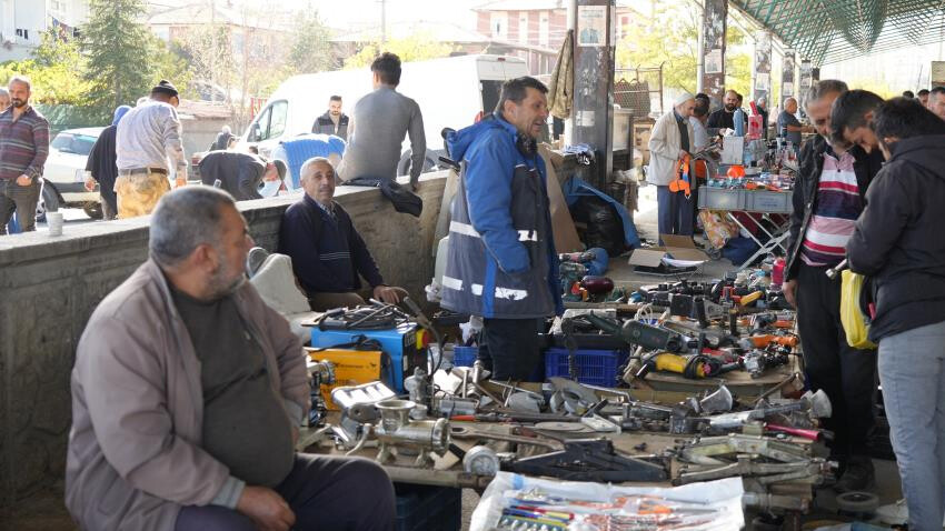 Esnaf da vatandaşlar da memnun! Bu pazarda yok yok, tüm ihtiyaçları için buraya akın ediyorlar Esnaf da vatandaşlar da memnun! Bu pazarda yok yok, tüm ihtiyaçları için buraya akın ediyorlar