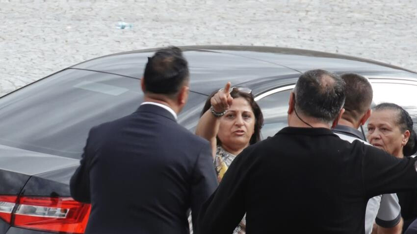 CHP Genel Başkanı Özel’e ilk gününde protesto: Kılıçdaroğlu sana ekmek yedirdi CHP Genel Başkanı Özel’e ilk gününde protesto: Kılıçdaroğlu sana ekmek yedirdi