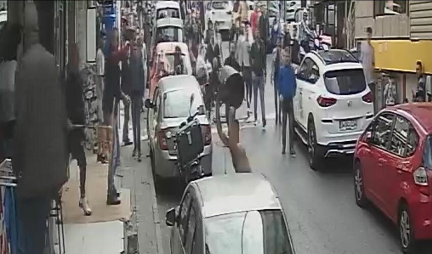 Çaycıların dedikodu kavgası kamerada: Variller çekpaslar havada uçuştu Çaycıların dedikodu kavgası kamerada: Variller çekpaslar havada uçuştu