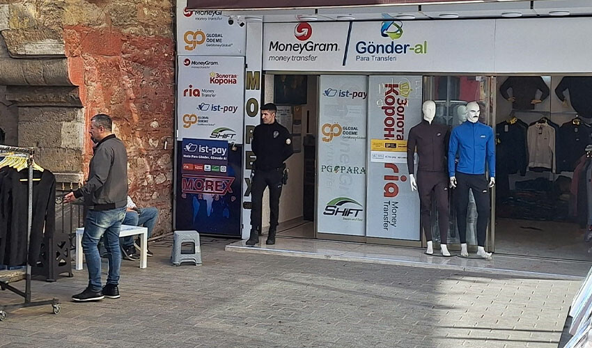 Husumetlisini iş yerinde vurdu, 'Polisim ben' diyerek kaçtı Husumetlisini iş yerinde vurdu, 'Polisim ben' diyerek kaçtı