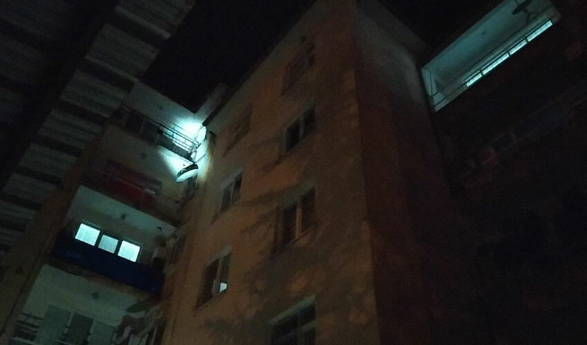 'Evimde hırsız var' dedi, 5. kattan atladı: Şizofreni hastası kadın ağır yaralandı