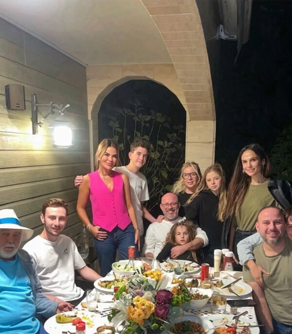 Kalabalık doğum günü kutlaması… Özlem Yıldız aileye girdi Kalabalık doğum günü kutlaması… Özlem Yıldız aileye girdi