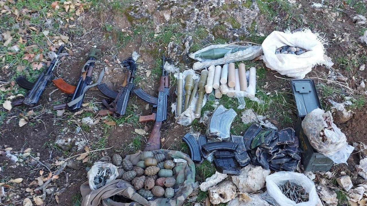 Pençe-Kilit'te terör depolarına büyük darbe! Silah ve mühimmat ele geçirildi Pençe-Kilit'te terör depolarına büyük darbe! Silah ve mühimmat ele geçirildi