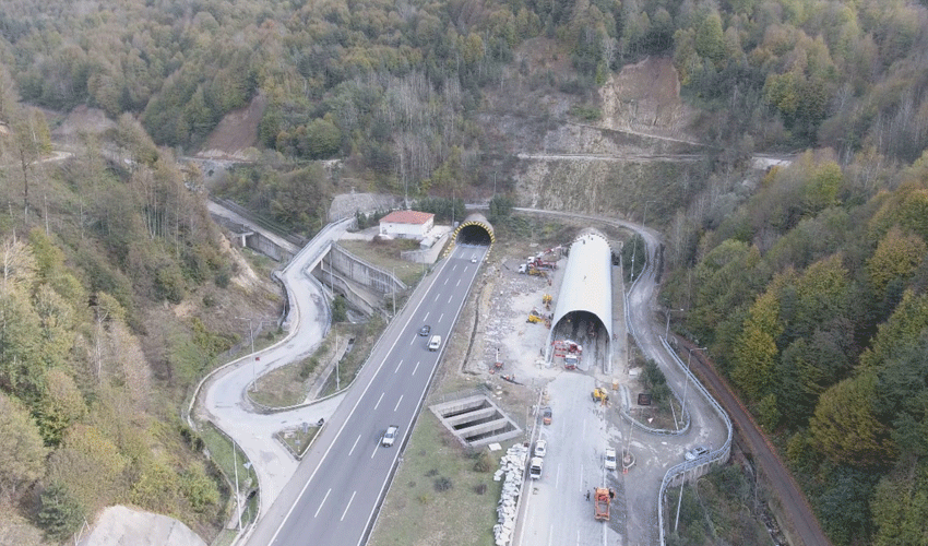 Yenilenen Bolu Dağı Tüneli bugün trafiğe açıldı Yenilenen Bolu Dağı Tüneli bugün trafiğe açıldı