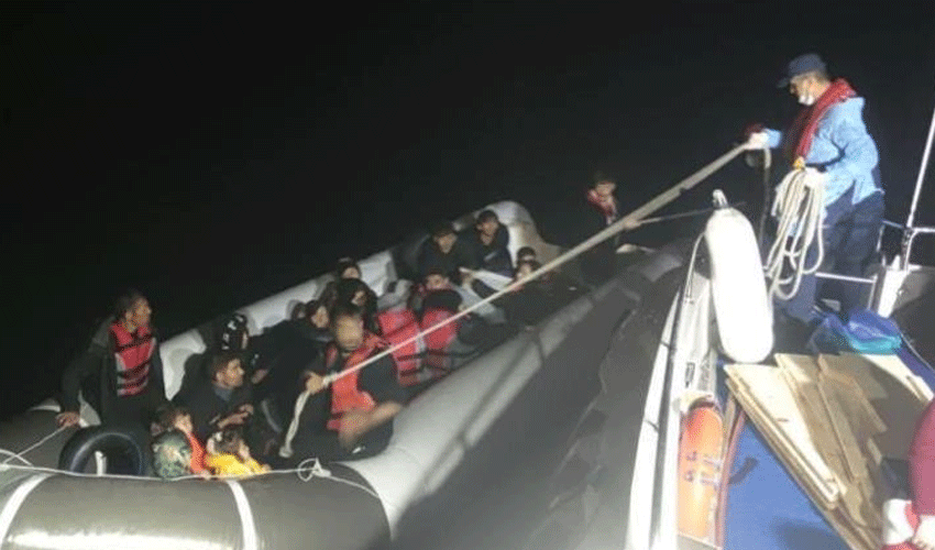 Yunan vicdansızlığı! 36 kaçak göçmeni ölüme terk ettiler Yunan vicdansızlığı! 36 kaçak göçmeni ölüme terk ettiler