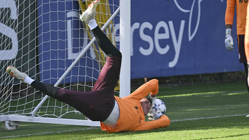 Galatasaray'da Bayern Münih maçı öncesi Muslera sevinci! Sakatlığına rağmen idmana çıktı Muslera