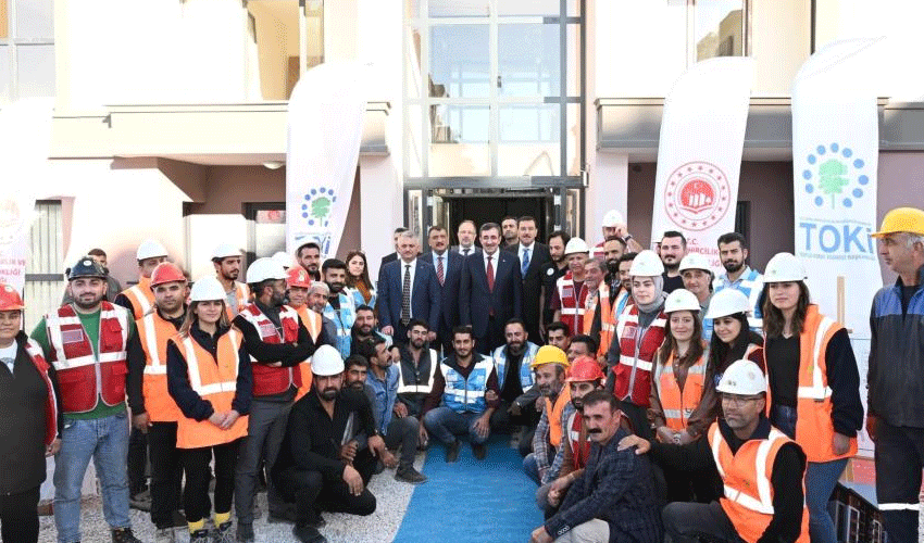 Cumhurbaşkanı Yardımcısı Yılmaz, deprem konutlarını inceledi Cumhurbaşkanı Yardımcısı Yılmaz, deprem konutlarını inceledi