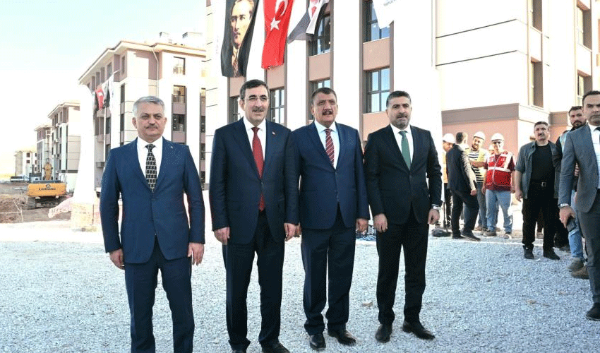 Cumhurbaşkanı Yardımcısı Yılmaz, deprem konutlarını inceledi Cumhurbaşkanı Yardımcısı Yılmaz, deprem konutlarını inceledi